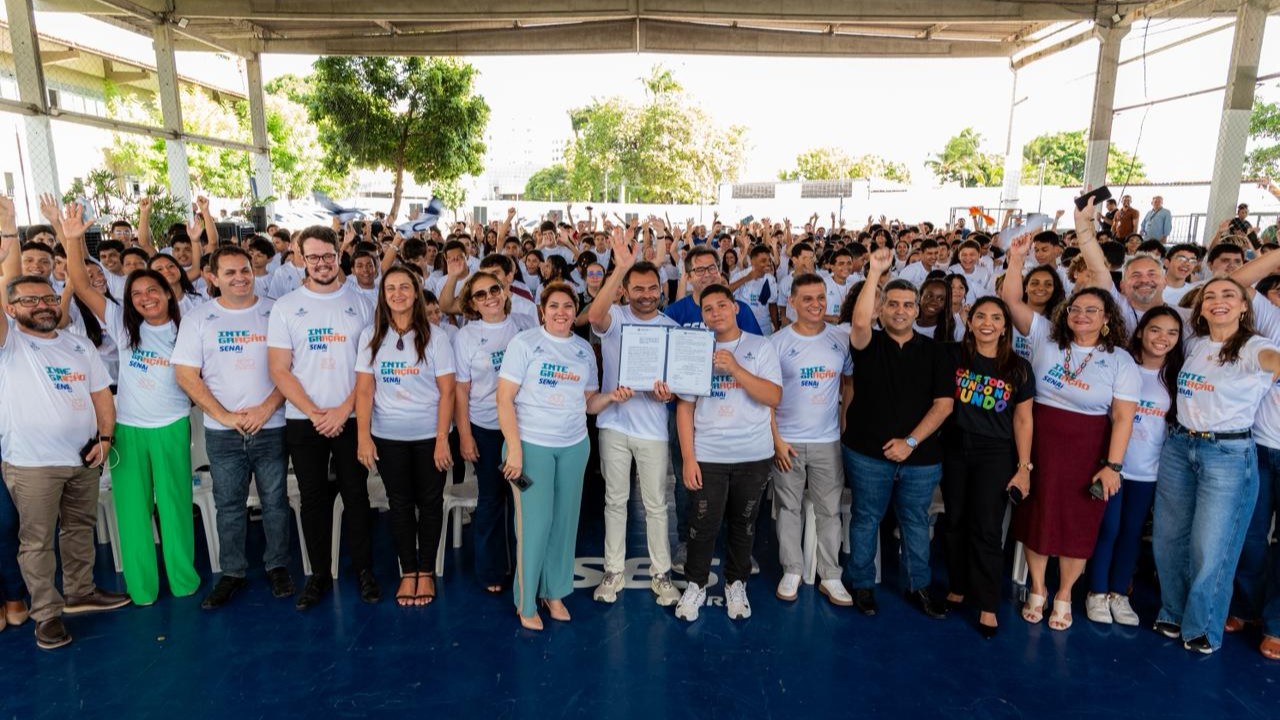 grupo de pessoas posa para a foto